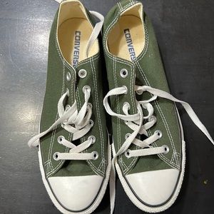 Size 8 olive green converse. Worn only 1 time